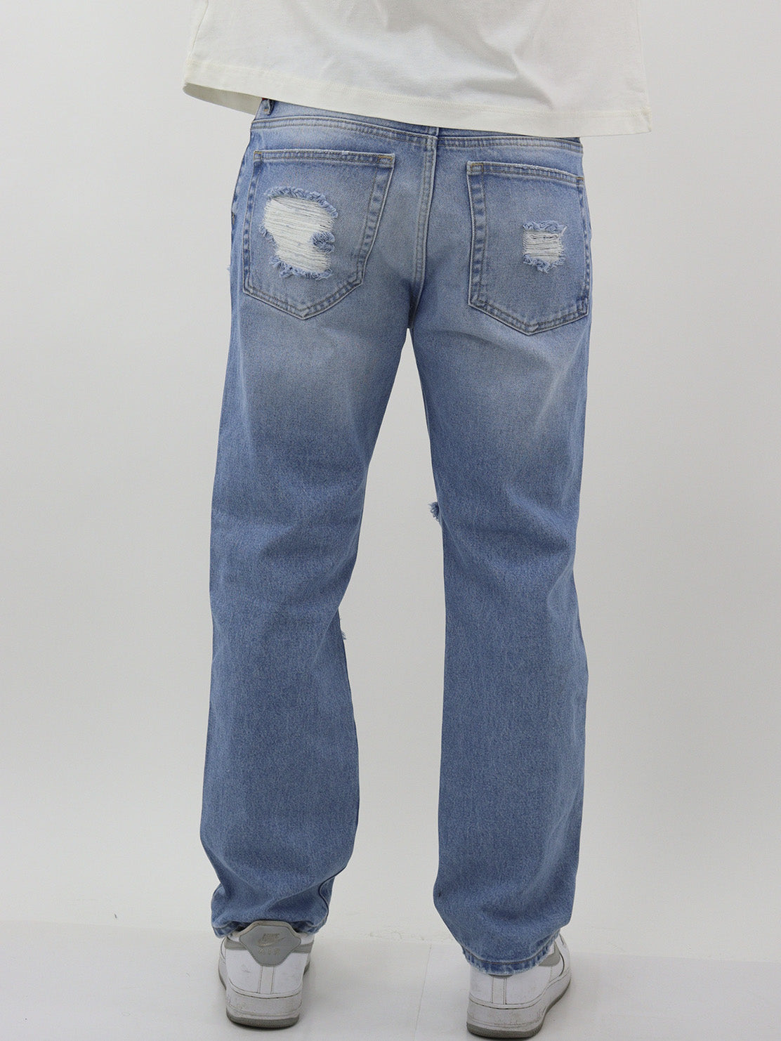 Jeans regular azul claro con destrucción