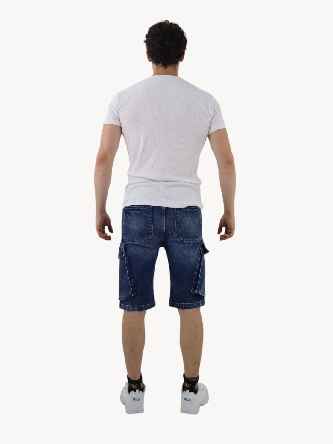 Short cargo de color azul oscuro con destrucción