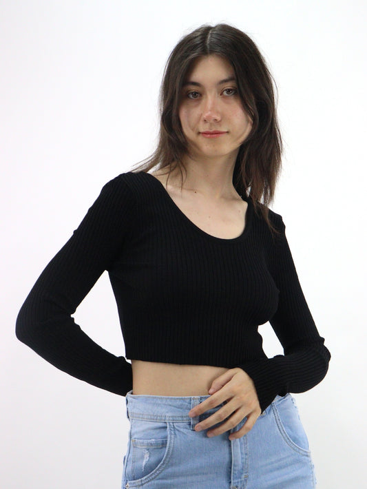 Blusa crop manga larga de color negro