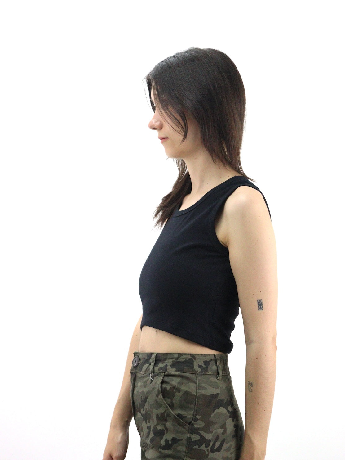 Playera tank básica de color negro