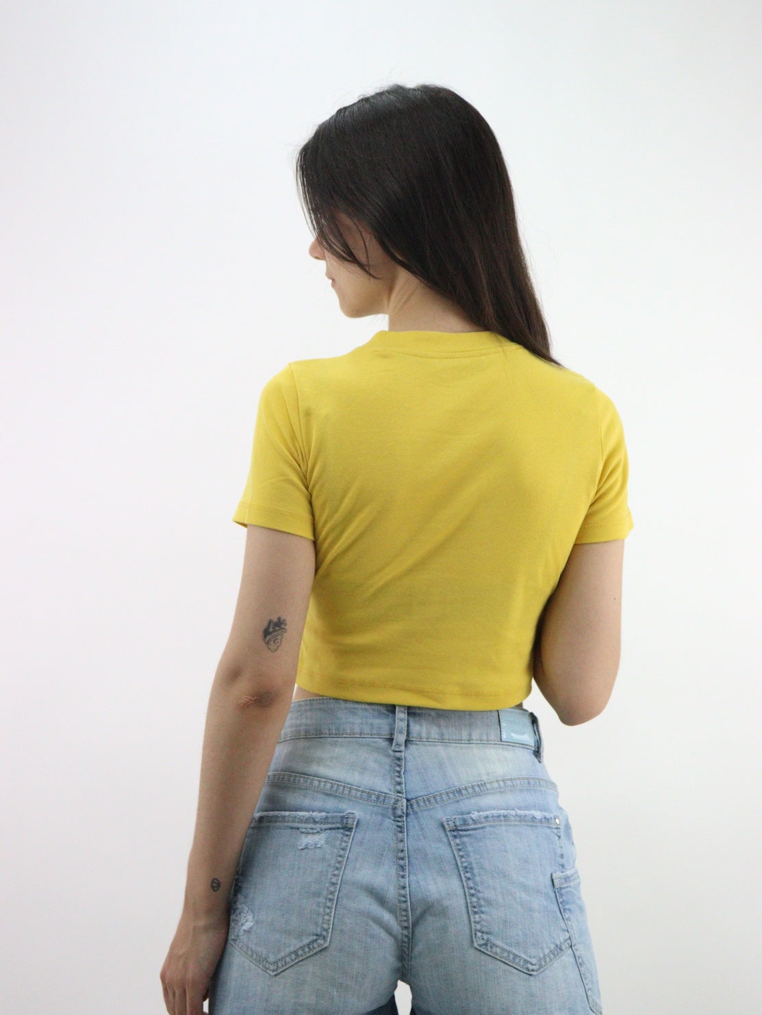 Playera crop básica de color amarillo mostaza