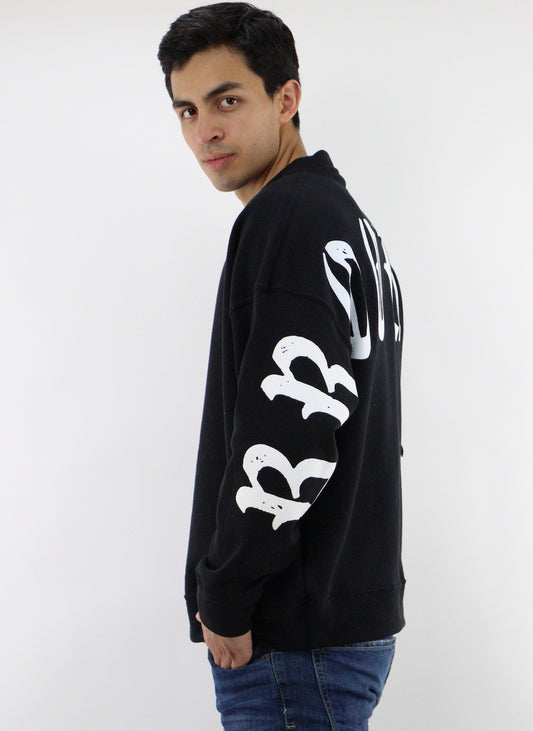 Sudadera oversize de color negro con estampado