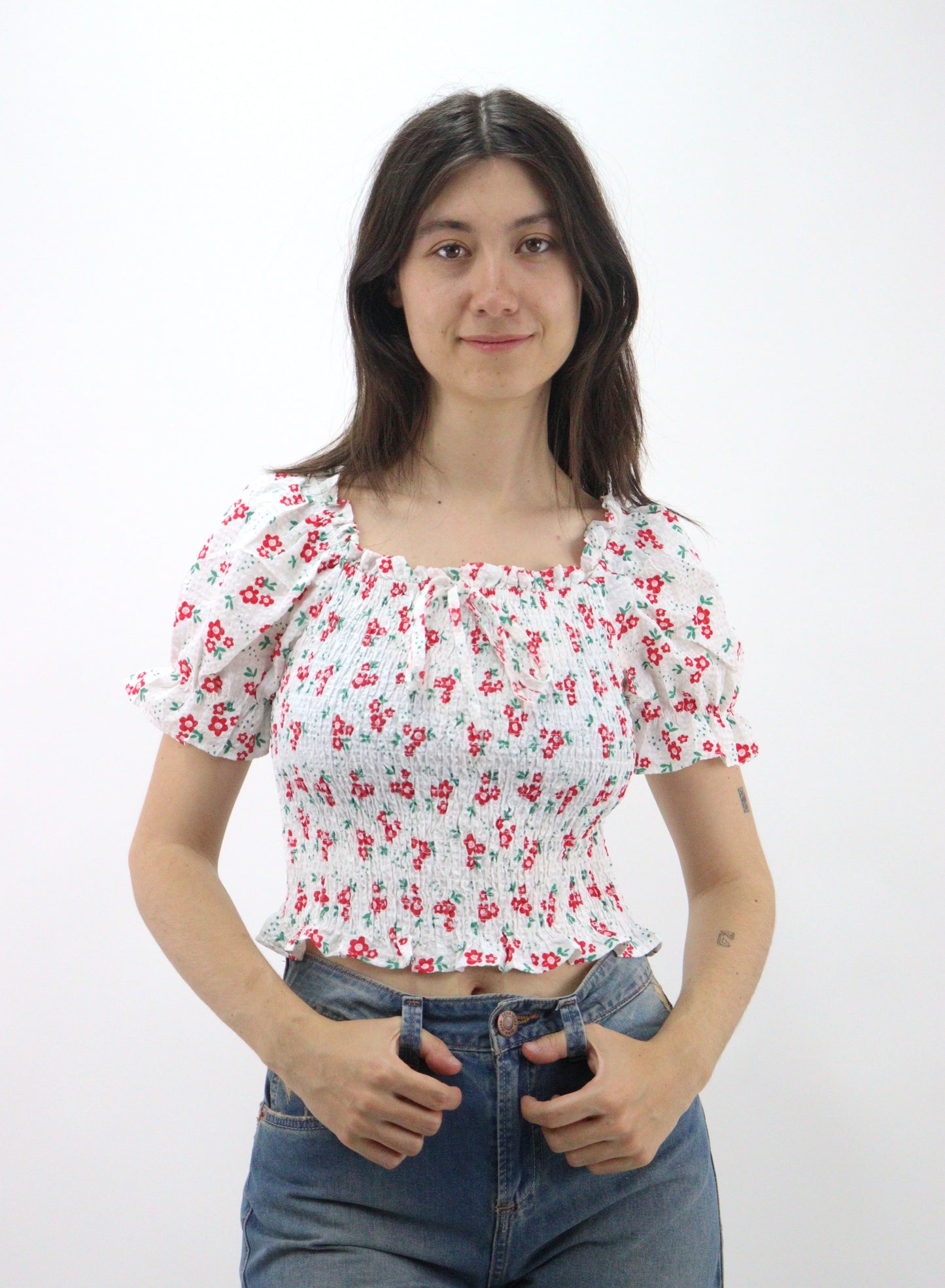 Blusa corta con estampado floral de manga farol con nudo delantero