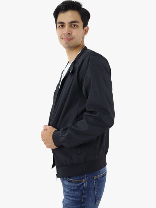 Chamarra bomber de color negro
