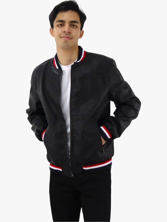 Chamarra de vinipiel color negro