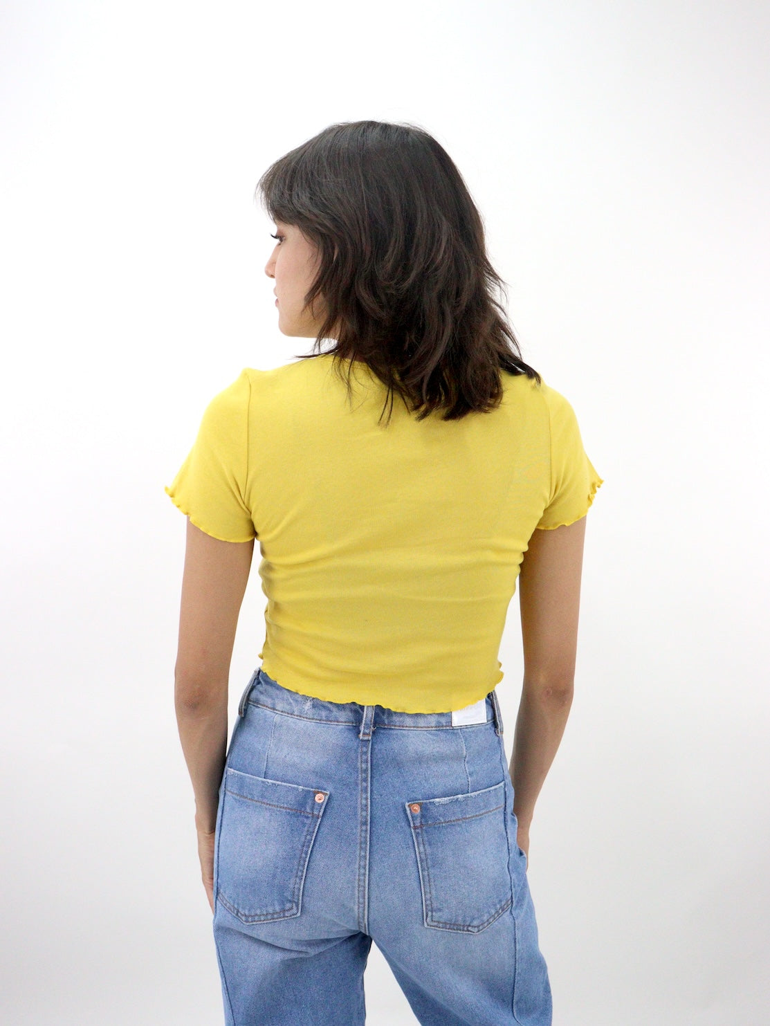 Playera de cuello cruzado color amarillo mostaza