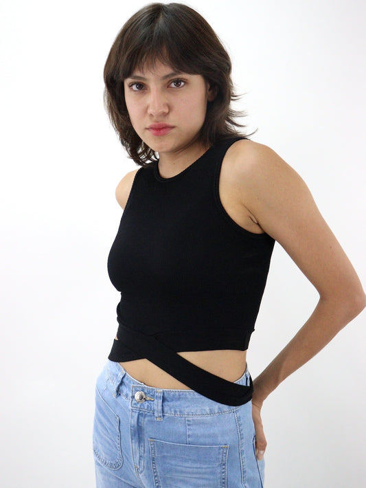 Blusa tank con cintas cruzadas de color negro