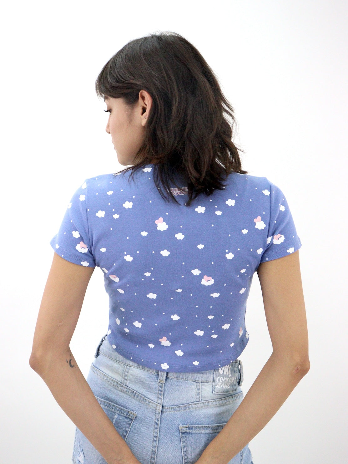 Playera manga corta con print de nubes