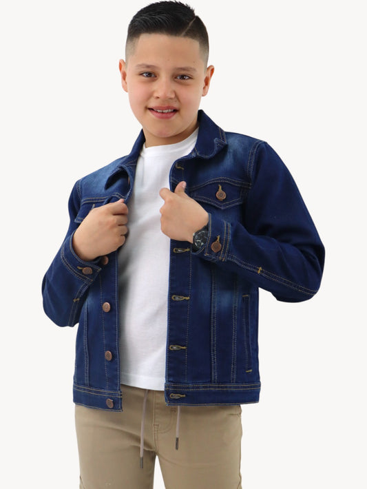 Chamarra denim de color azul oscuro deslavado