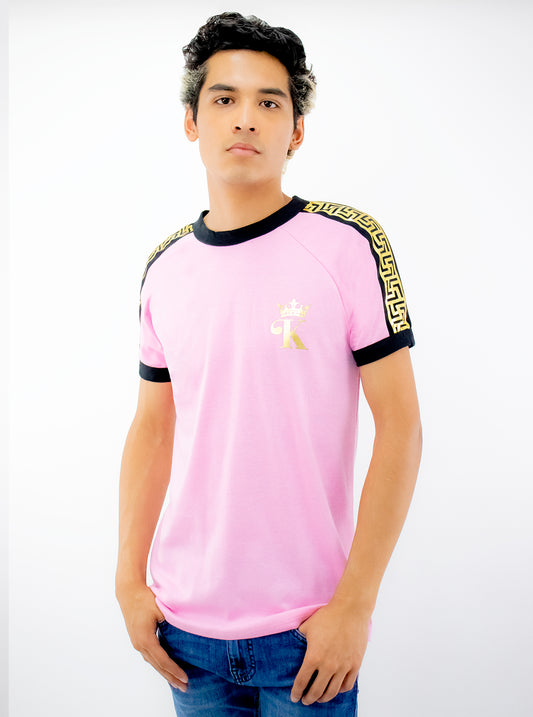 Playera manga corta de color rosa con estampado metálico