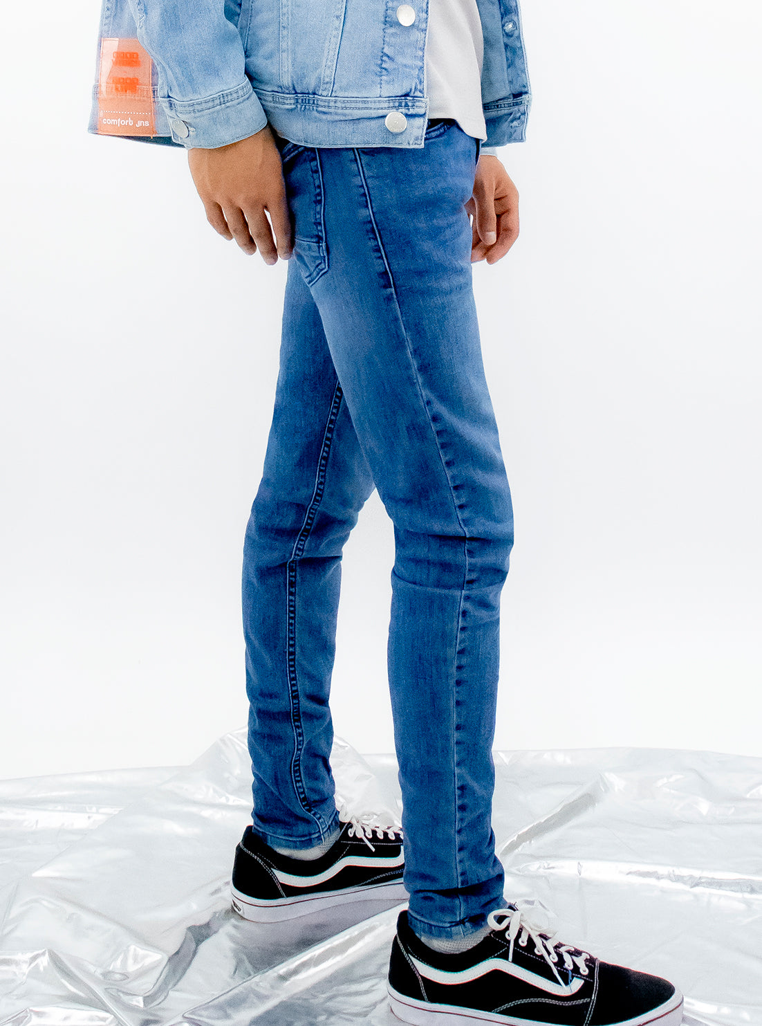 Jeans slim de color azul oscuro