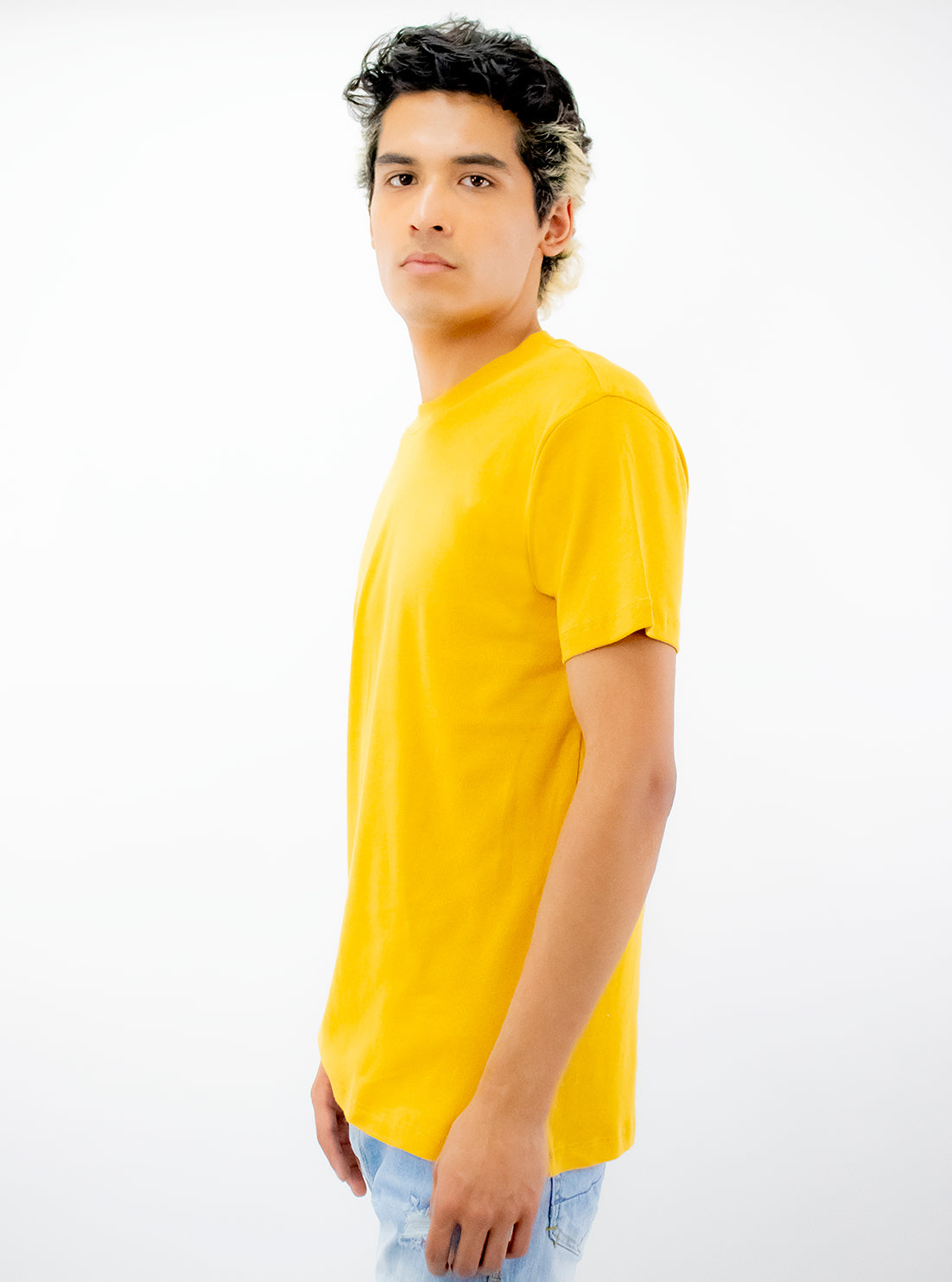 Playera básica manga corta de color amarillo mostaza