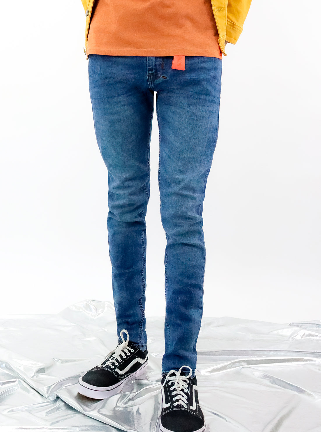 Jeans skinny de color azul oscuro con colgante