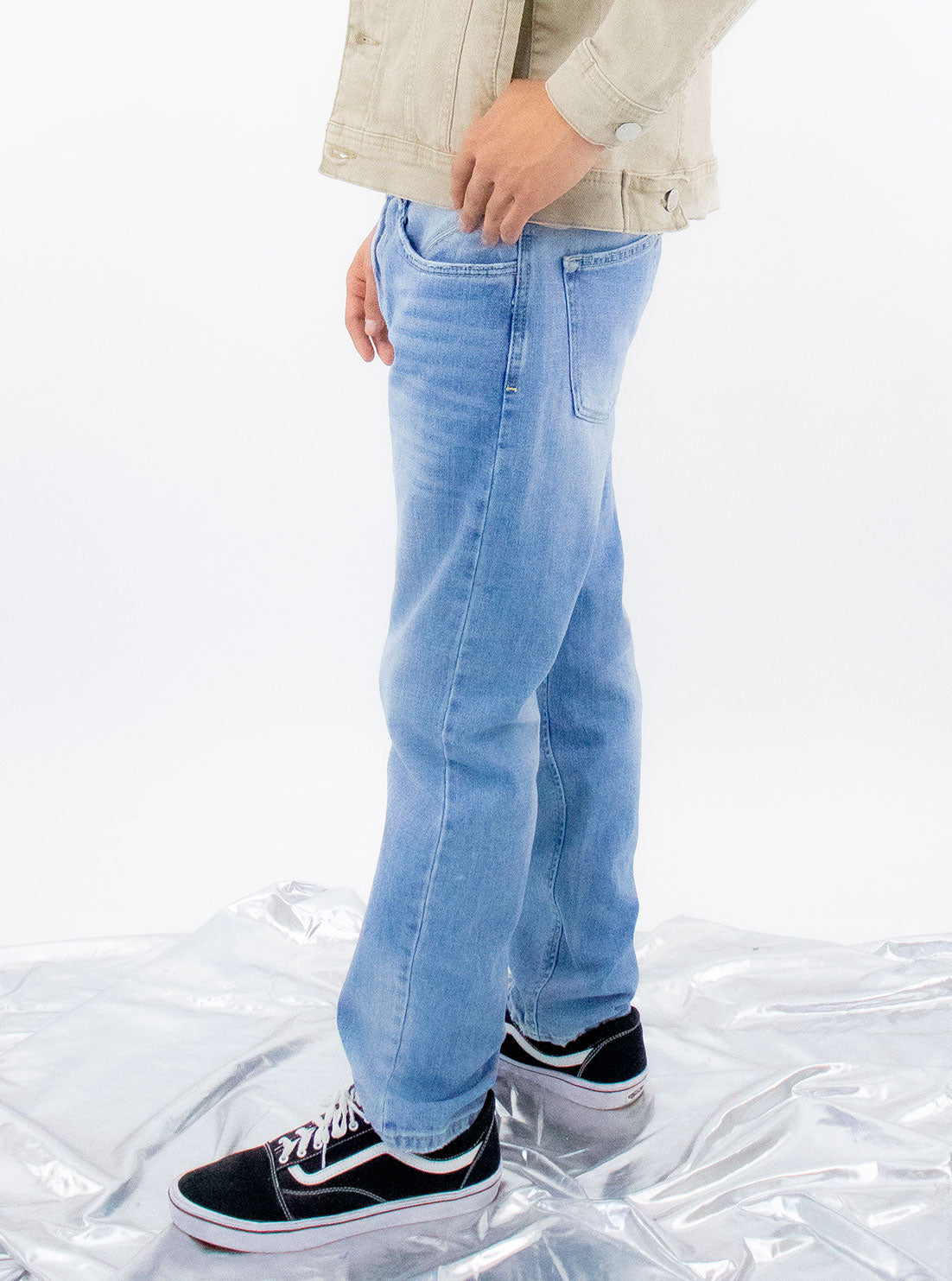 Jeans slim de color azul claro