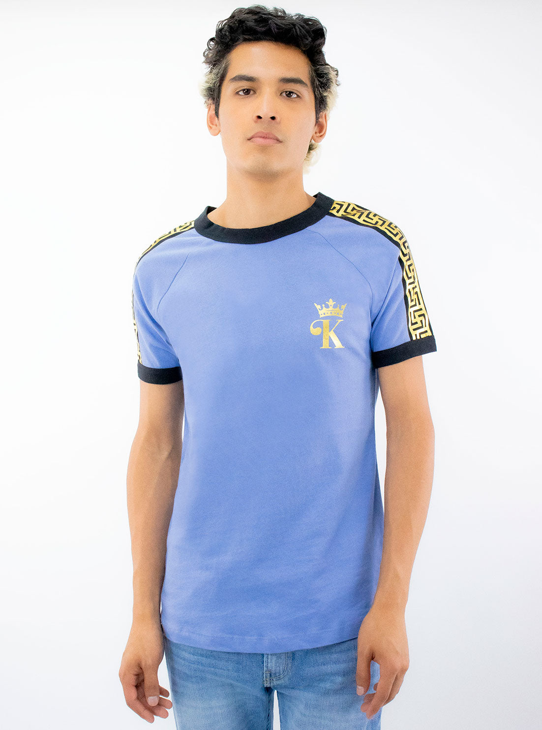 Playera manga corta de color azul con estampado metálico