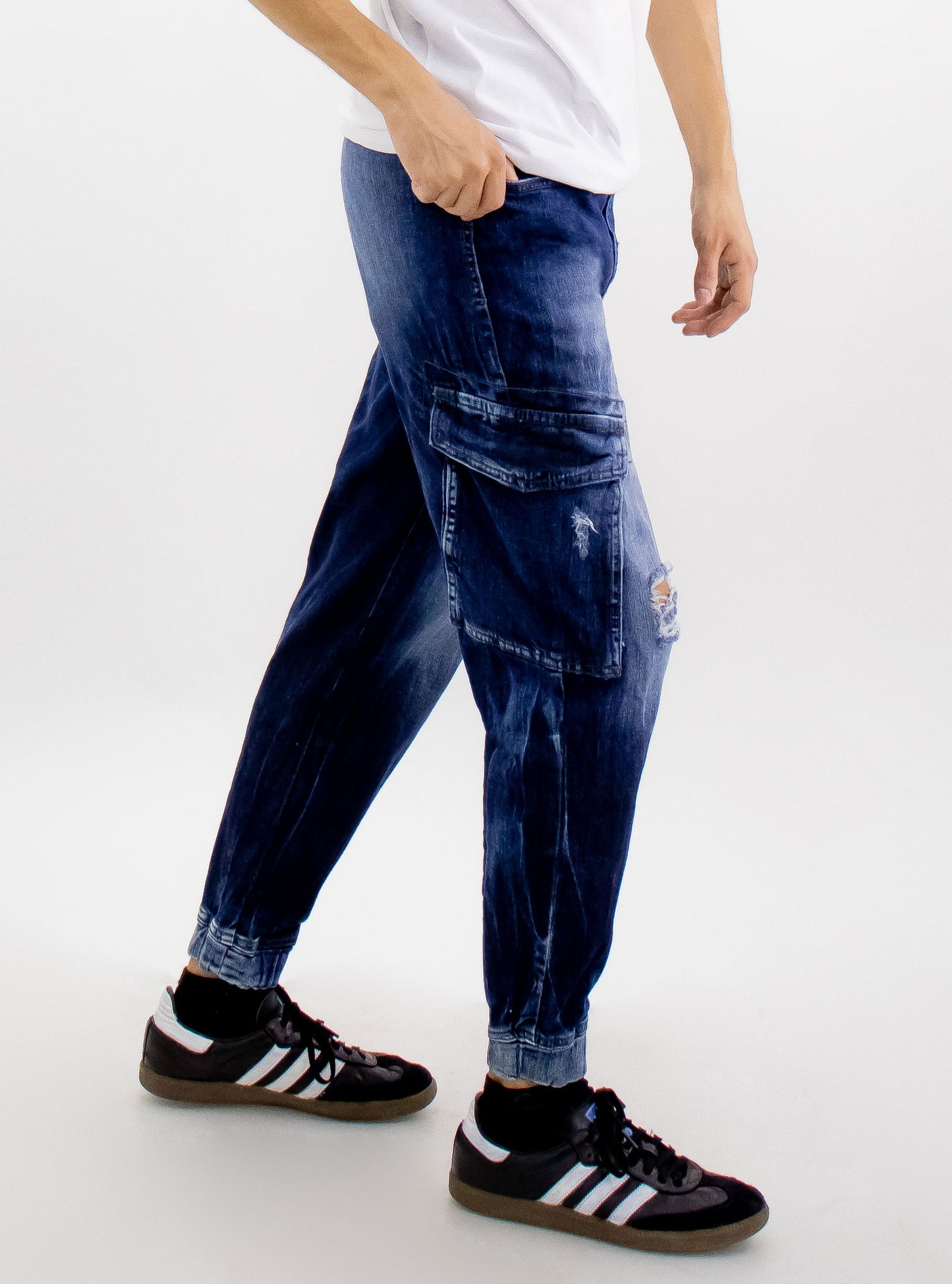 Jeans denim cargo de color azul oscuro