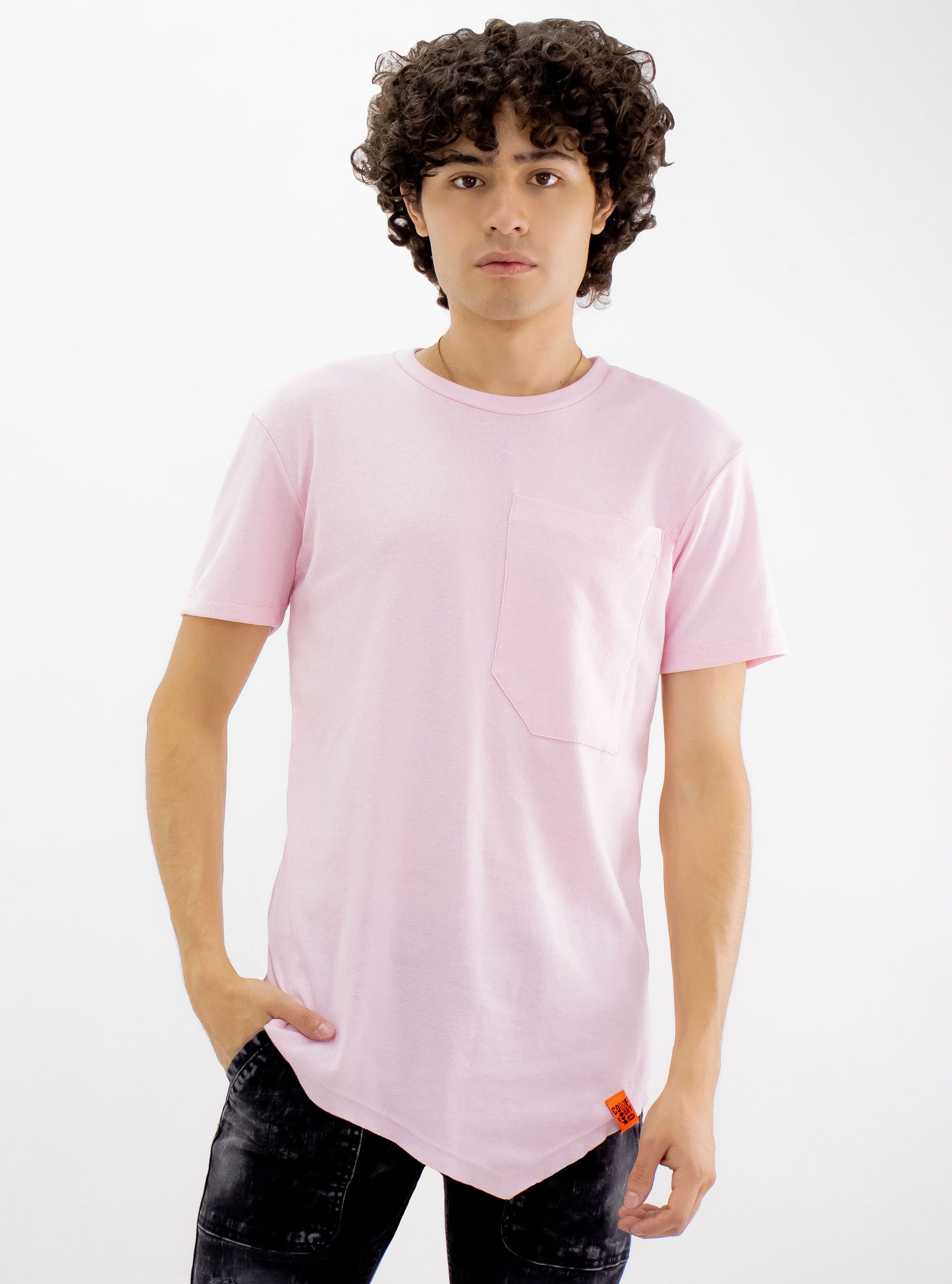 Playera manga corta con corte asimétrico de color rosa