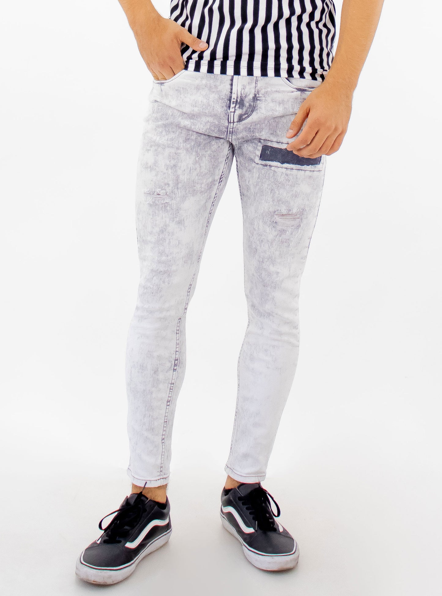 Jeans skinny color gris con snow wash