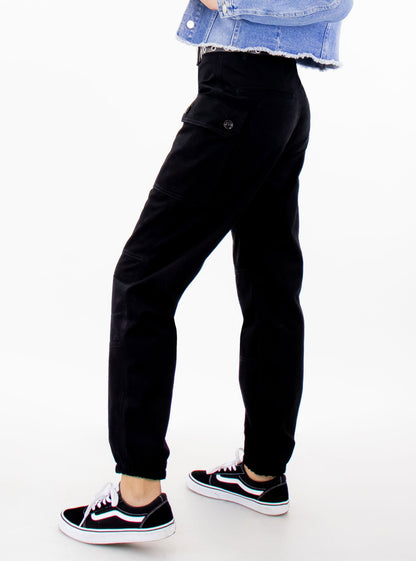 Jogger cargo de color negro