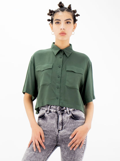 Camisa crop de color verde militar