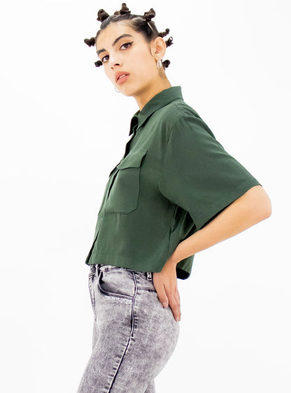 Camisa crop de color verde militar