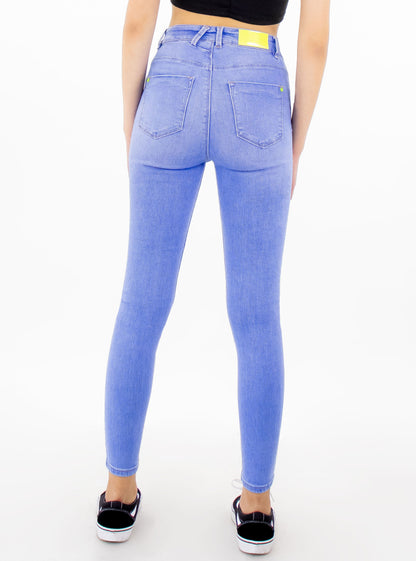 Jeans skinny tiro alto de color azul claro