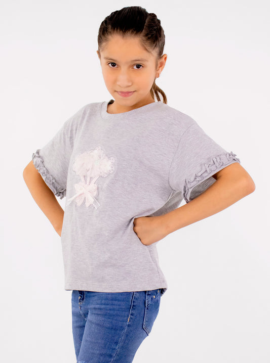 Playera manga corta de color gris con moños decorativos