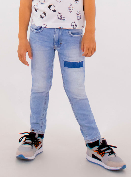 Jeans skinny de color azul claro con parche