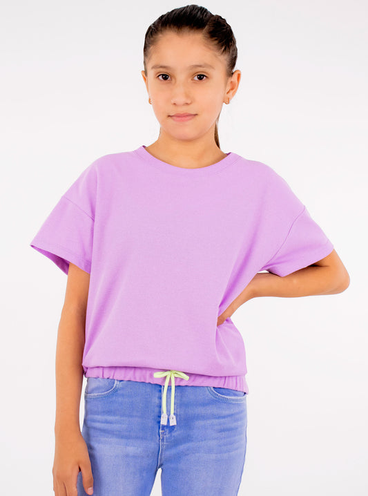 Playera manga corta de color lila con jareta ajustadora