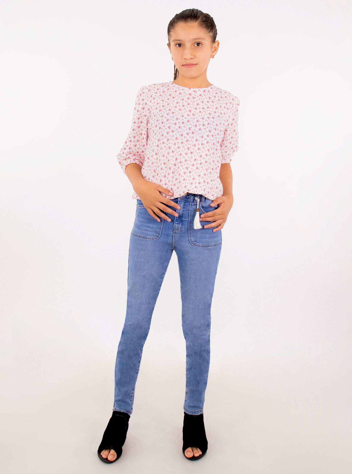 Jeans skinny con colgante de color azul medio