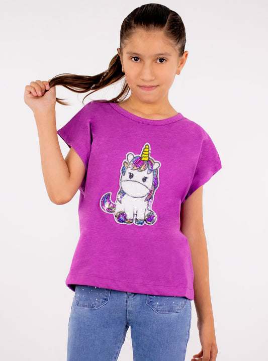 Playera manga corta de color morado con lentejuela