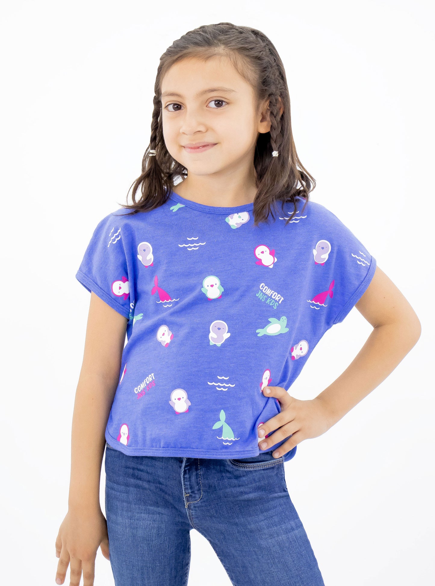 Playera manga corta de color azul con estampado