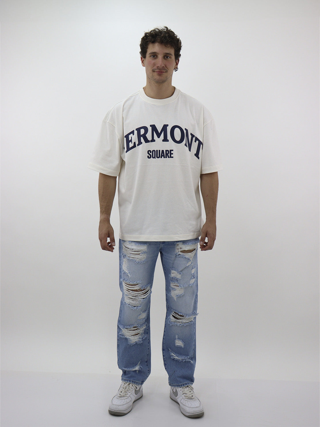 Jeans regular azul claro con destrucción