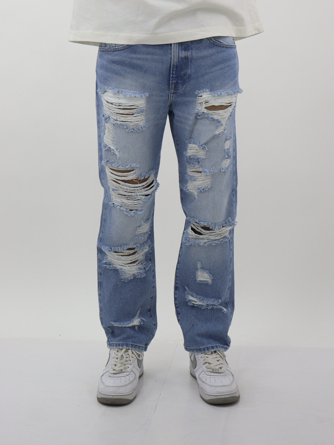 Jeans regular azul claro con destrucción