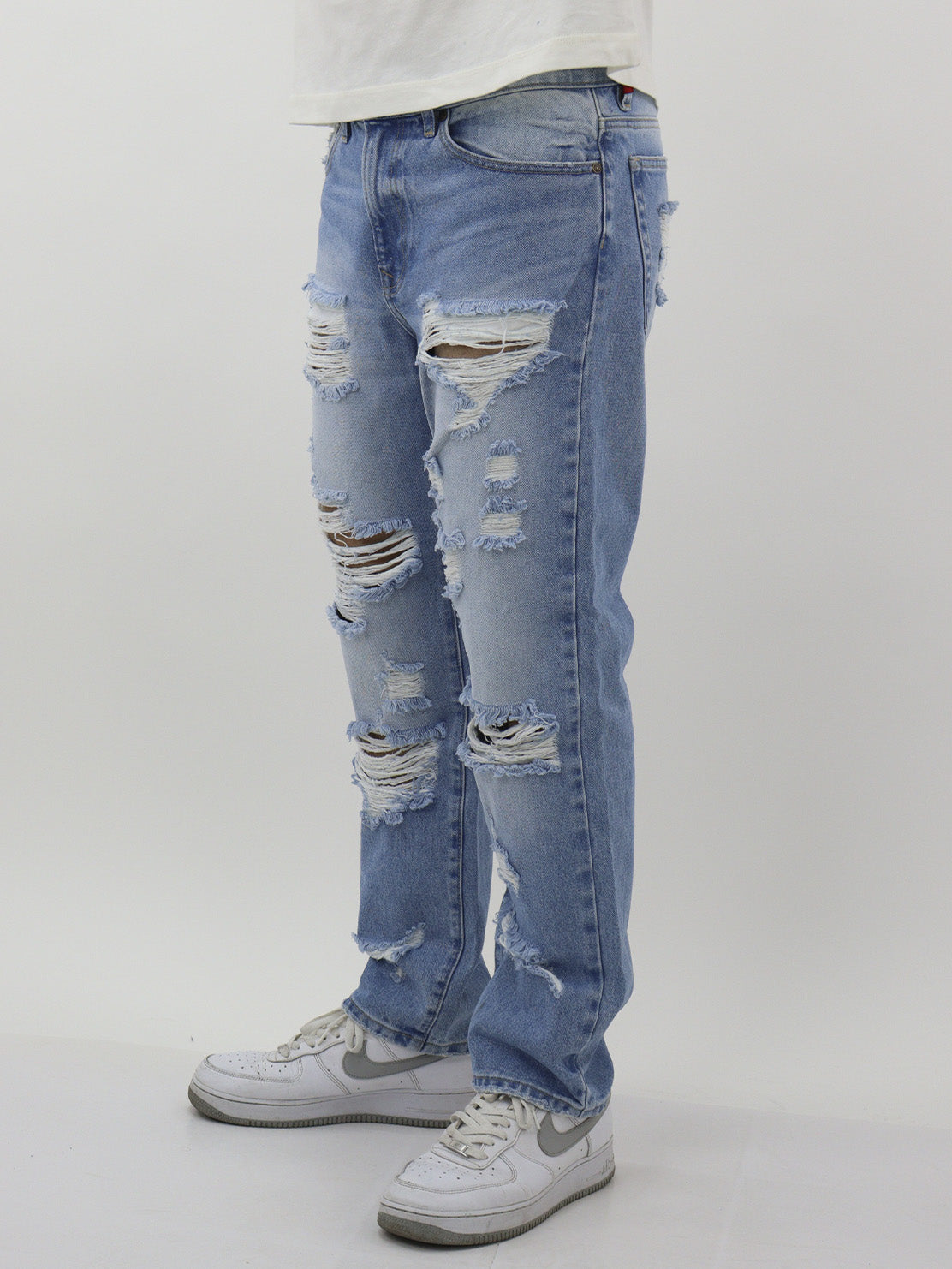 Jeans regular azul claro con destrucción
