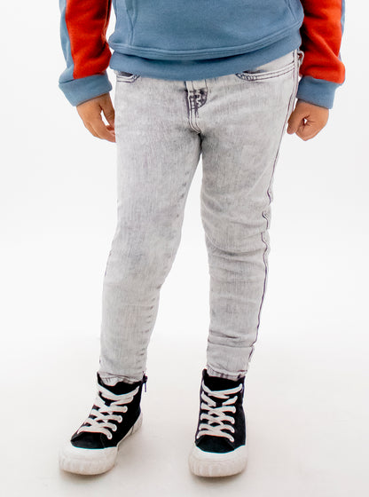 Jeans skinny de color gris claro con snow