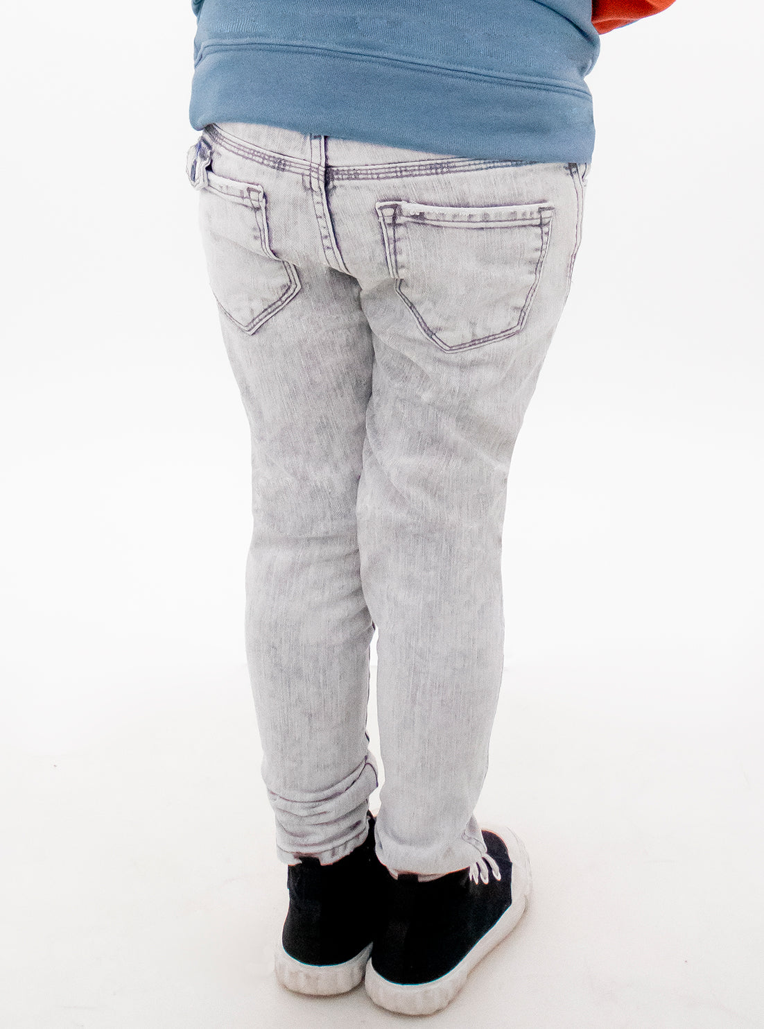 Jeans skinny de color gris claro con snow