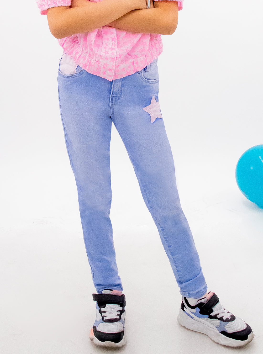 Jeans skinny color azul claro con bordado de estrellas