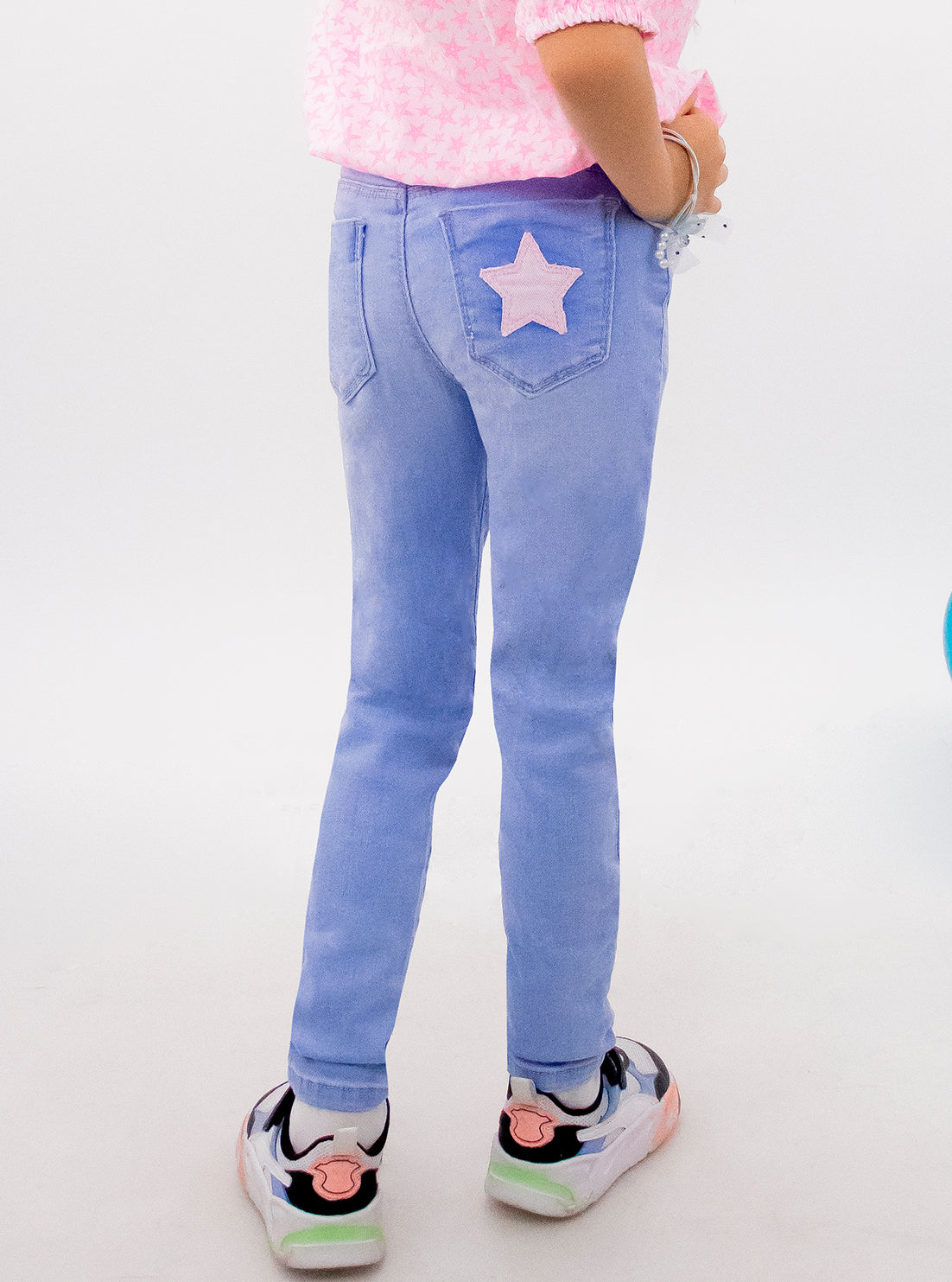 Jeans skinny color azul claro con bordado de estrellas