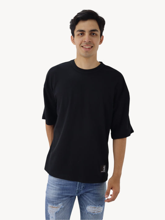 Playera oversize manga corta de color negro (NUEVA TEMPORADA)