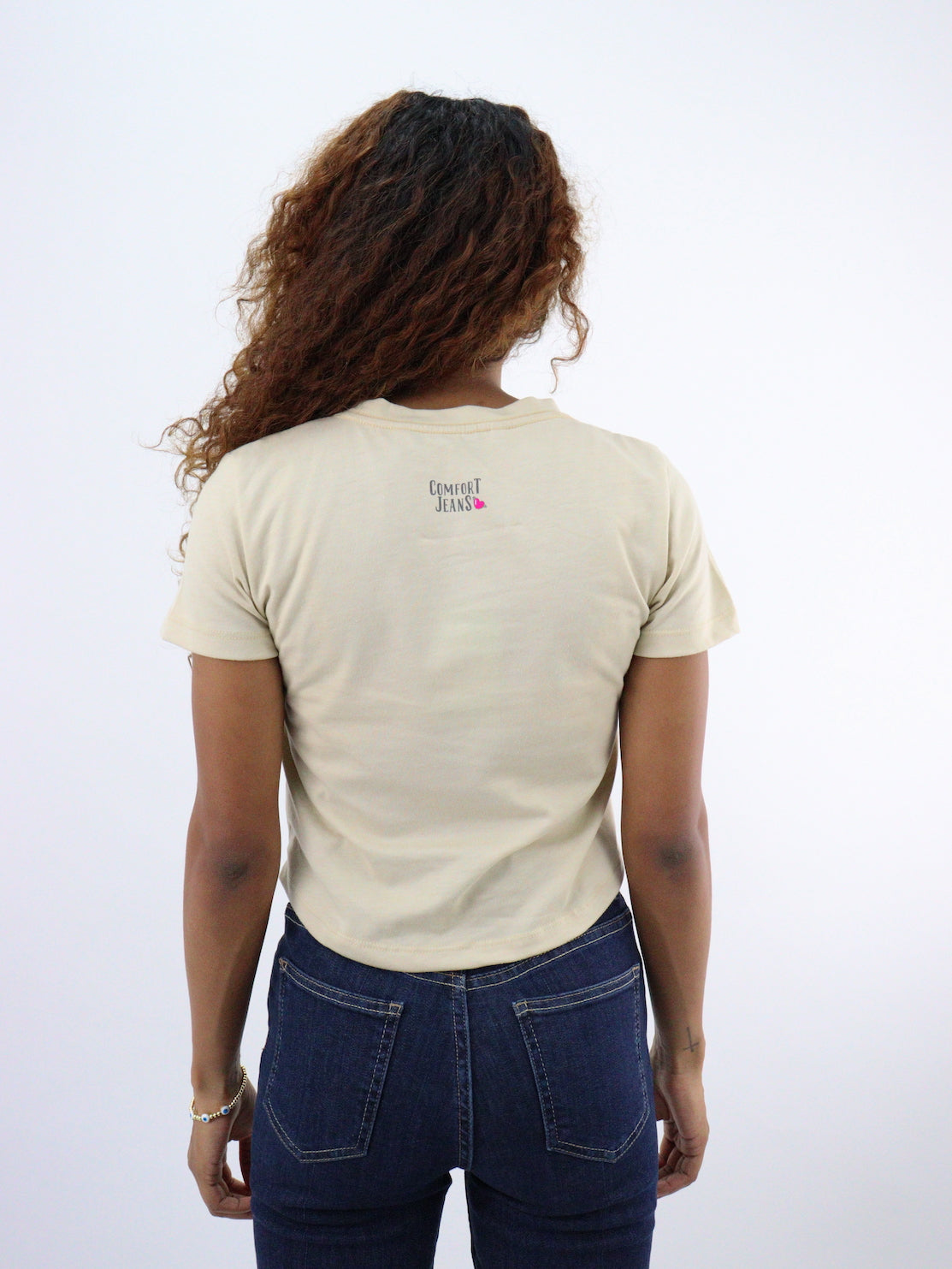 Playera manga corta de color beige con estampado