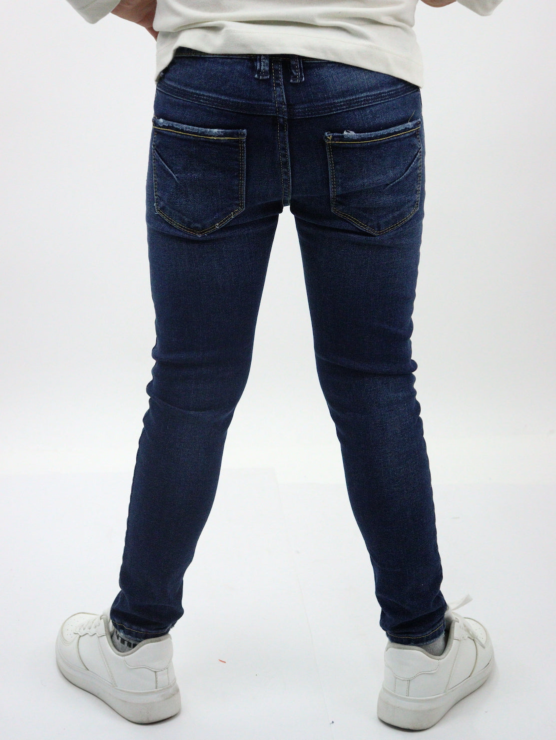 Jeans skinny de color azul oscuro con destrucción