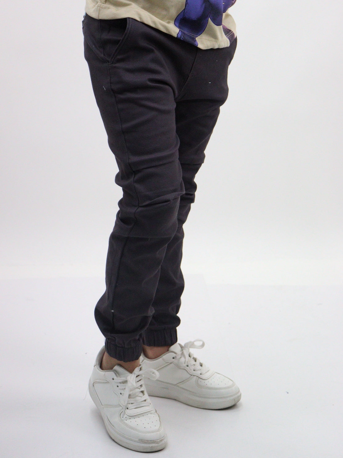 Jogger de gabardina color gris oxford