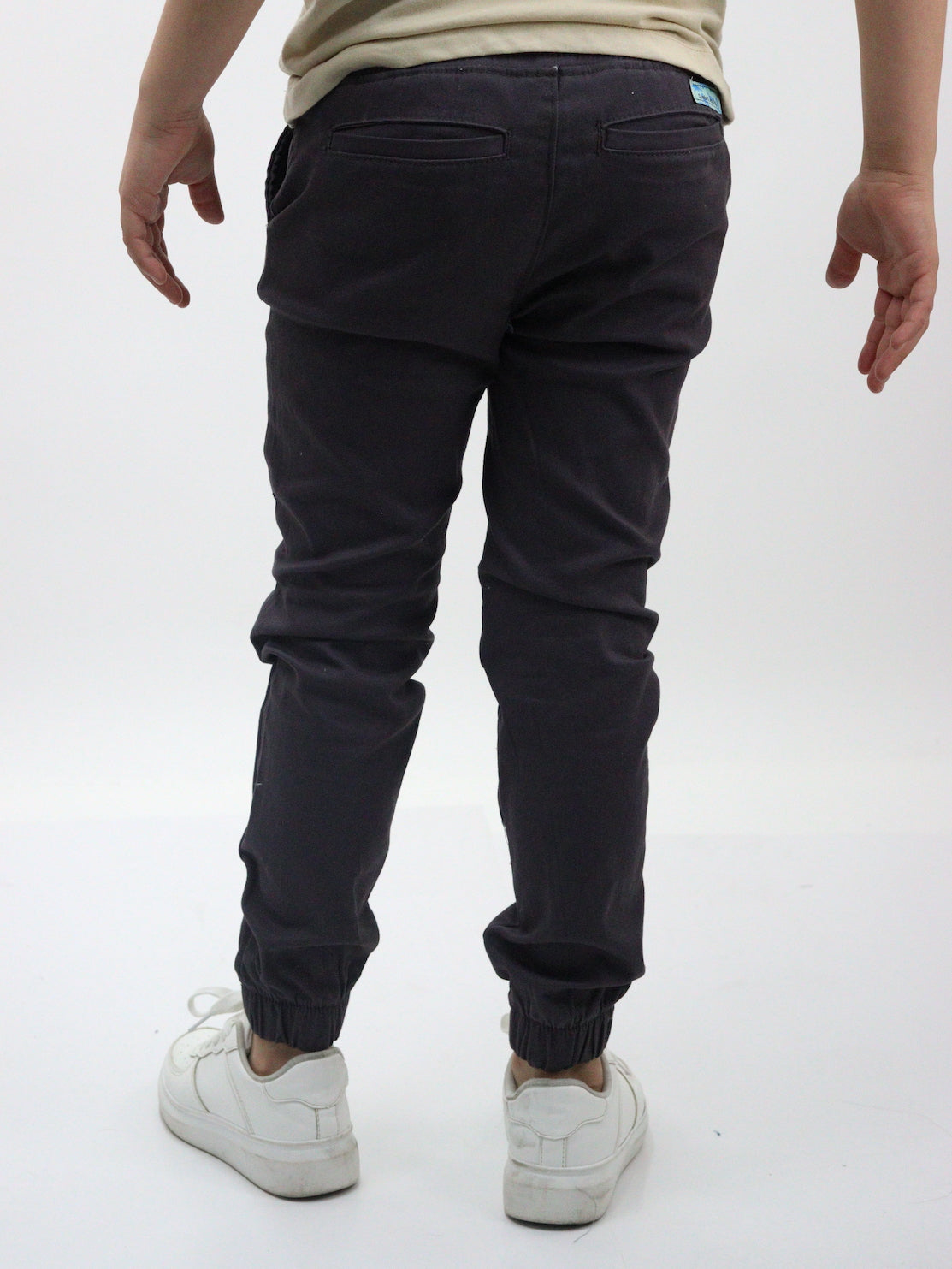 Jogger de gabardina color gris oxford