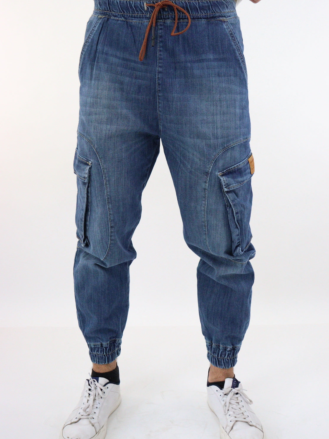 Jogger cargo denim de color azul oscuro