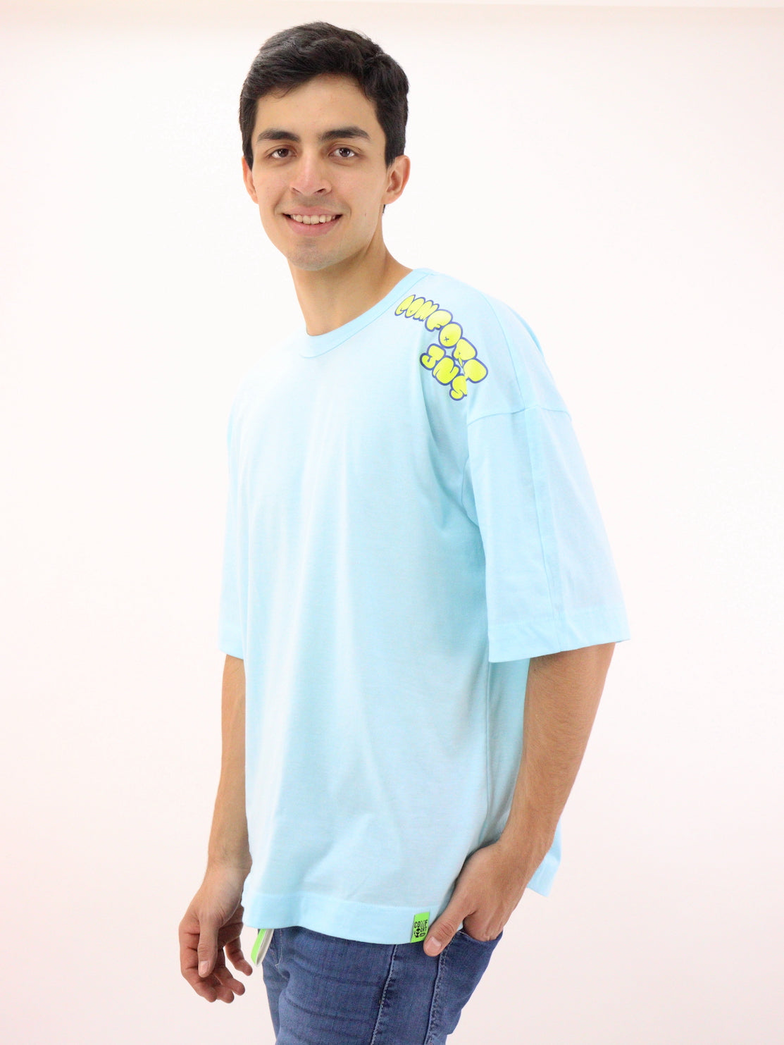 Playera mid size de color azul turquesa con estampado