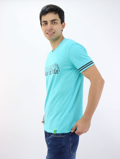 Playera manga corta de color azul turquesa con estampado