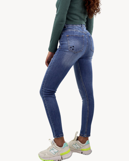 Jeans skinny tiro alto con bordado floral (NUEVA TEMPORADA)