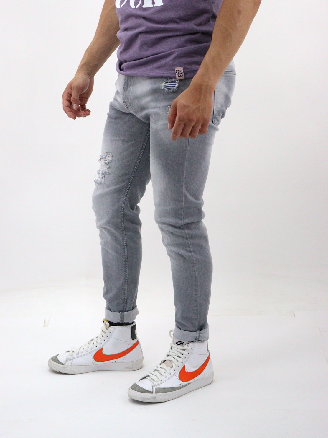 Jeans skinny de color gris con destrucción (NUEVA TEMPORADA)