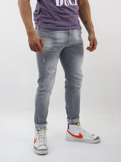 Jeans skinny de color gris con destrucción (NUEVA TEMPORADA)